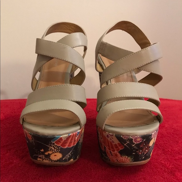 Daphne Floral Platform Heels - Size 5.5 - Picture 2 of 7